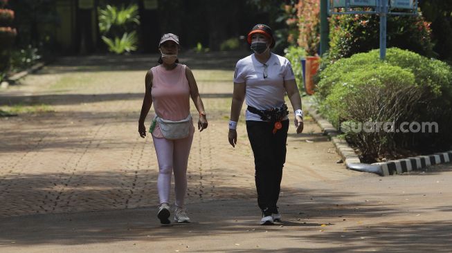 Pengunjung berolahraga di Taman Margasatwa Ragunan, Jakarta, Selasa (13/10/2020). [Suara.com/Angga Budhiyanto]