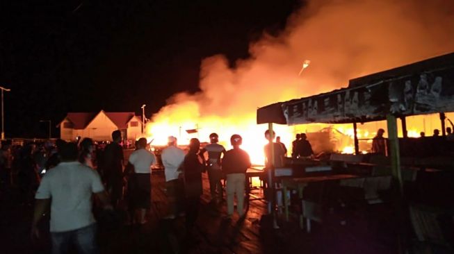 Tempat wisata terapung di Bontang Kuala terbakar (foto: istimewa)