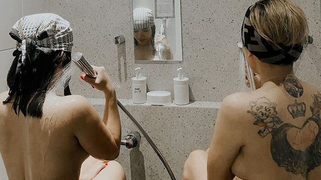 Nikita Mirzani dan Dinar Candy rayakan Hari Tanpa Bra Sedunia dengan mandi bareng. [Instagram]