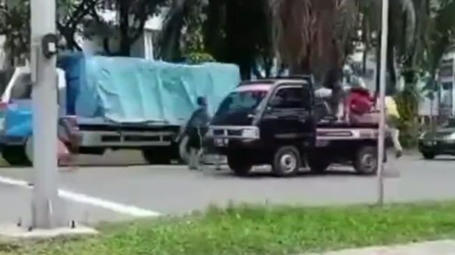 Tangkapan layar detik-detik bocah bertopi putih jatuh dan terlindas mobil yang diduga terjadi di kawasan Alam Sutera, Serpong, Tangsel, Senin (12/10/2020). [Instagram@tangerang.terkini]
