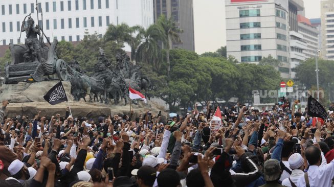 Sejumlah massa dari Persaudaraan Alumni (PA) 212 dan sejumlah ormas Islam menggelar aksi unjuk rasa di kawasan Patung Kuda, Jakarta, Selasa (13/10/2020). [Suara.com/Angga Budhiyanto]