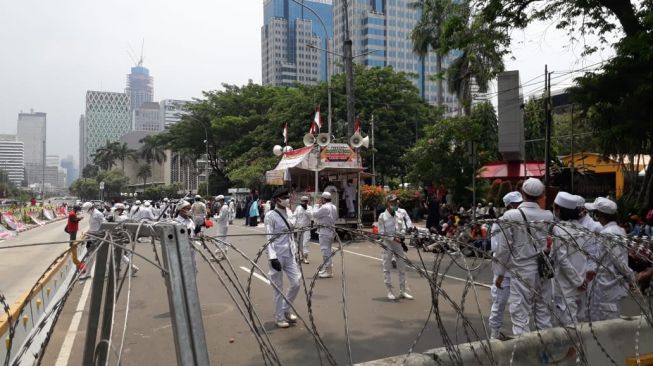 Pendemo tolak UU Cipta Kerja PA 212 dan FPI gagal ke Istana Merdeka. (Suara.com/Bagas)