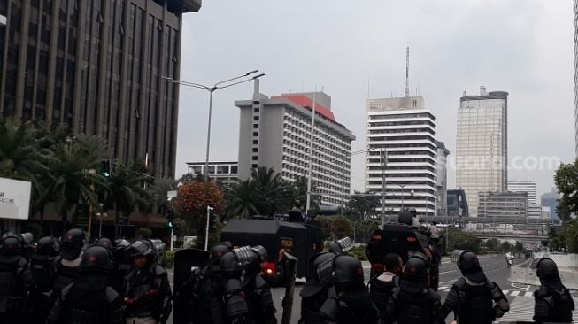 Demo 1310 Ricuh! Massa Dipukul Mundur Polisi, Kocar-kacir ke Bundaran HI