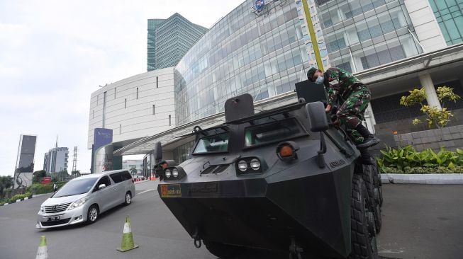 Prajurit Yonif Mekanis 202/Taji Malela menaiki Panser Anoa yang disiagakan di Senayan City, Jakarta Selatan, Selasa (13/10/2020).   [ANTARA FOTO/Sigid Kurniawan]