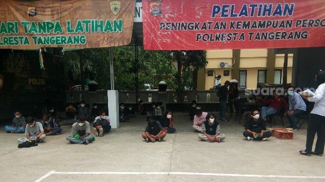 Polresta Tangerang amankan pelajar yang hendak ikut-ikutan demo ke Istana Negara, Jakarta, Selasa (13/10/2020). [Suara.com/Ridsha Vimanda Nasution]