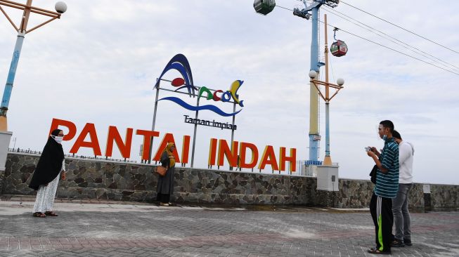 Pengunjung berada di kawasan wisata Ancol, Jakarta, Senin (12/10/2020). [ ANTARA FOTO/Hafidz Mubarak]