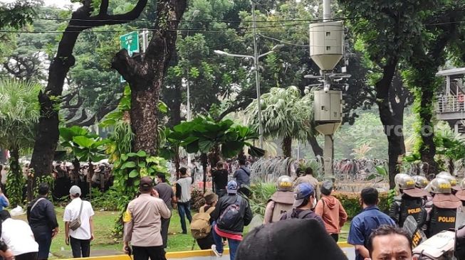 Bentrok di Kebon Sirih, Massa Aksi 1310 Lempari Polisi Pakai Petasan