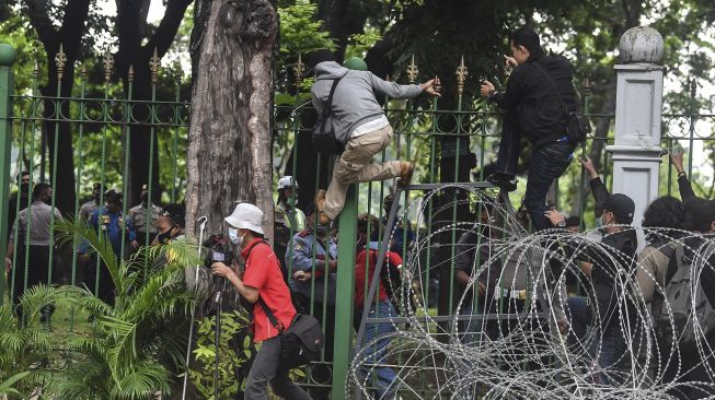 Massa terlibat bentrokan saat aksiunjuk rasa tolak UU Cipta Kerja di kawasan Patung Kuda, Jakarta, Selasa (13/10/2020).  [ANTARA FOTO/Muhammad Adimaja]