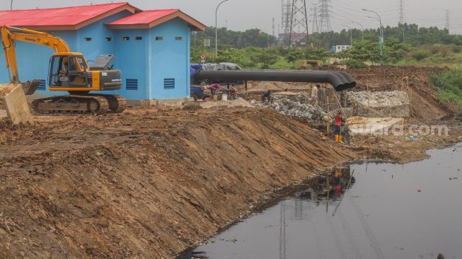 Aktivitas petugas membersihkan aliran kali Blencong di Desa Setia Asih, Kecamatan Tarumajaya, Kabupaten Bekasi, Jawa Barat, Selasa (13/10). [Suara.com/Alfian Winanto]