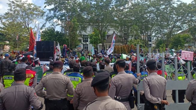 Ratusan buruh geruduk Gedung DPRD Kalbar, Selasa (13/10/2020). (Suara.com/Eko Susanto)