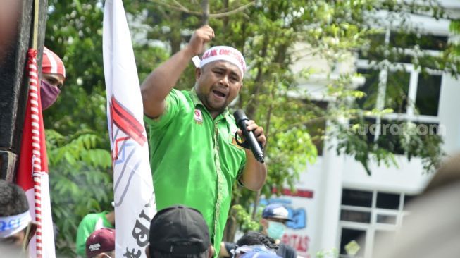 Wakil Ketua DPRD Kalbar, Prabasa Anatur menemui pendemo. (Suara.com/Eko Susanto)