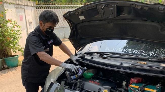 Layanan servis penggantian pelumas mesin mobil kerja sama Brum Indonesia dan PT EMLI [Dok ExxonMobile].