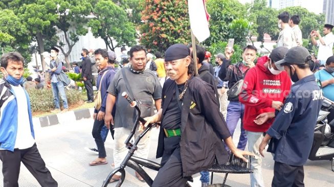 Duduki Jok Sepeda Penuh Paku, Aksi Jawara Banten Gowes ke Jakarta Ikut Demo