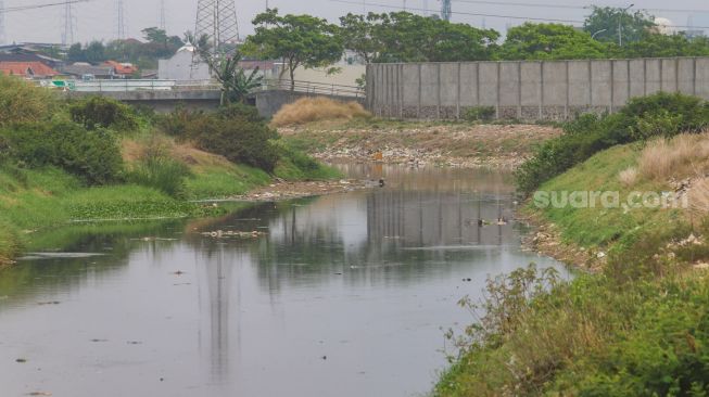 Penampakan aliran kali Blencong yang sudah bersih dari sampah di Desa Setia Asih, Kecamatan Tarumajaya, Kabupaten Bekasi, Jawa Barat, Selasa (13/10). [Suara.com/Alfian Winanto]