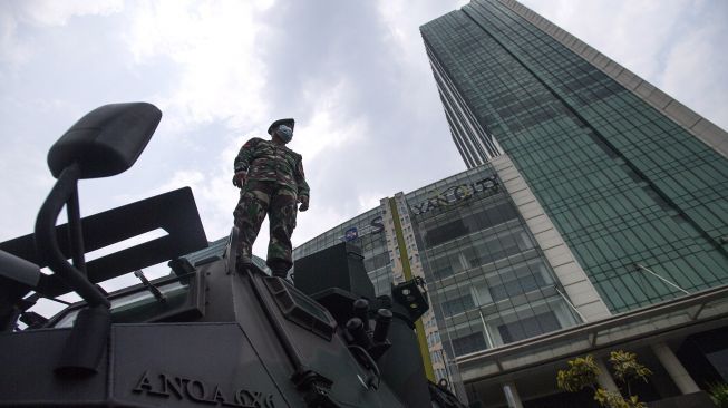 Prajurit Yonif Mekanis 202/Taji Malela berdiri di atas Panser Anoa yang disiagakan di Senayan City, Jakarta Selatan, Selasa (13/10/2020). [ANTARA FOTO/Sigid Kurniawan]