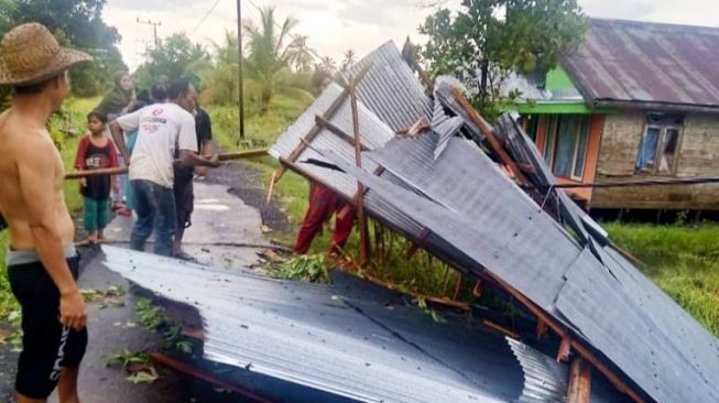 Total 34 Rumah Hancur Diterjang Puting Beliung di Barito Kuala