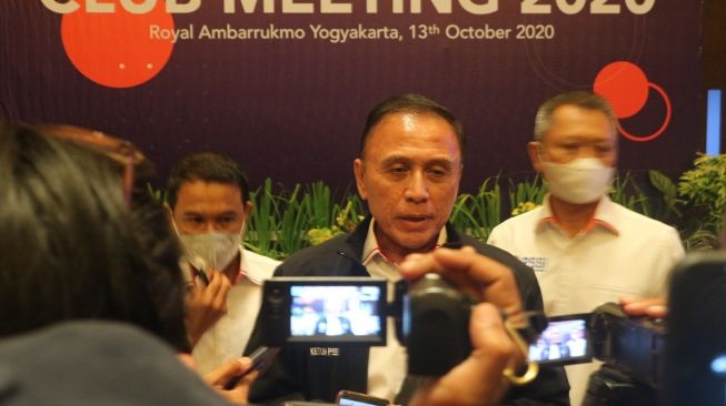 Ketua Umum PSSI, Mochamad Iriawan, saat menghadiri Extraordinary Club Meeting 2020 di Hotel Royal Ambarrukmo, Yogyakarta, Selasa (13/10/2020). (Suara.com/Irwan Febri Rialdi).