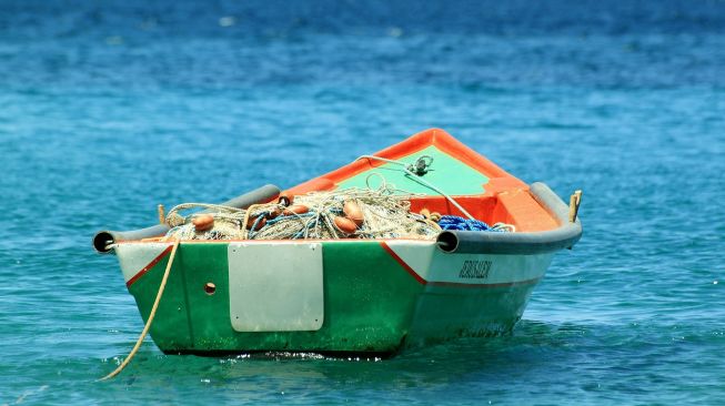 Perahu Terbalik Ditabrak Kapal Tanker, Nelayan Paser Hilang 2 Hari di Laut