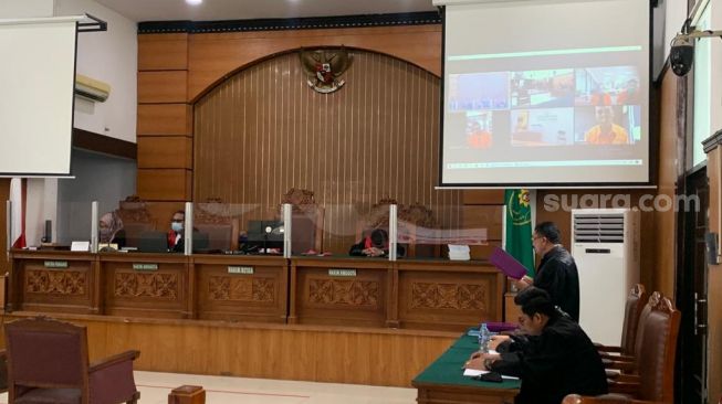 Sidang virtual kasus narkoba yang menjerat Tio Pakusadewo [Suara.com/Evi Ariska]