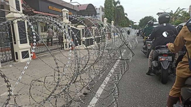 Demo Lanjutan, Polda Riau Pasang Kawat Berduri, Pedagang Ambil Posisi