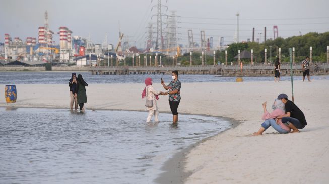 Pengunjung berada di kawasan wisata Ancol, Jakarta, Senin (12/10/2020). [ ANTARA FOTO/Hafidz Mubarak]