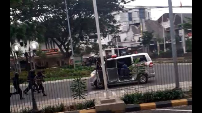 Viral Ambulans Ditembaki Polisi di Menteng, Dicurigai Kirim Batu ke Pendemo