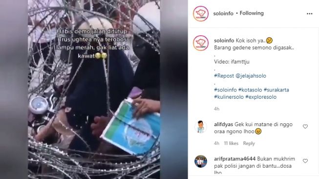 Main Terobos Jalan, Dua Wanita Tersangkut di Gulungan Kawat Berduri