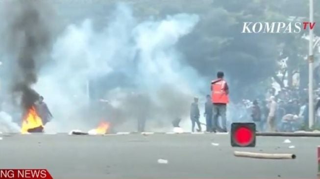 Pendemo bakar-bakaran di kawasan Tugu Tani Jakarta Pusat, Selasa (13/10/2020) sore. (channel Kompas TV)