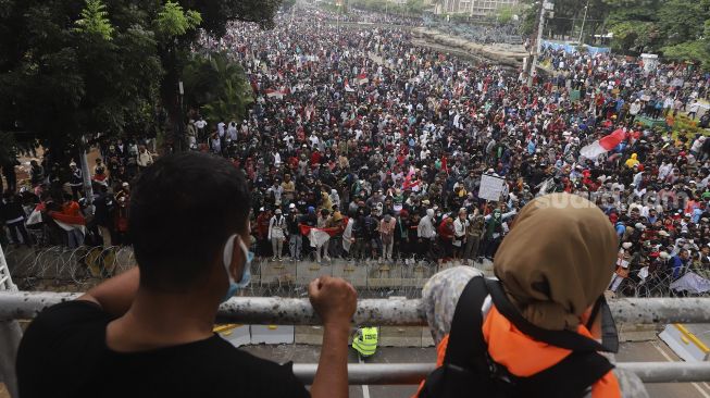 Sejumlah massa mengikuti aksi tolak UU Cipta Kerja di kawasan Patung Kuda, Jakarta, Selasa (13/10/2020). [Suara.com/Angga Budhiyanto]