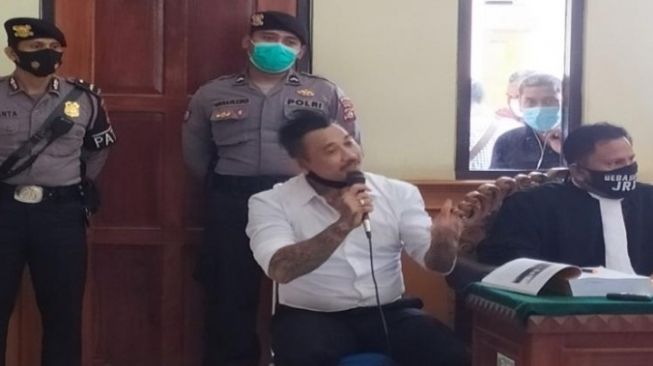 Jerinx SID jalani sidang tatap muka kasus dugaan kebencian terhadap IDI, Selasa (13/10/2020). (dok.Beritabali.com/ist)