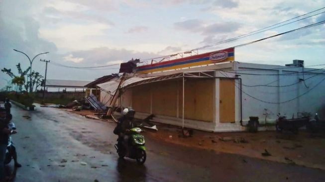 Puting beliung hancurkan rumah di dua desa Kabupaten Barito Kuala. Ada 10 rumah yang hancur di Kecamatan Alalak. (dok BPBD)