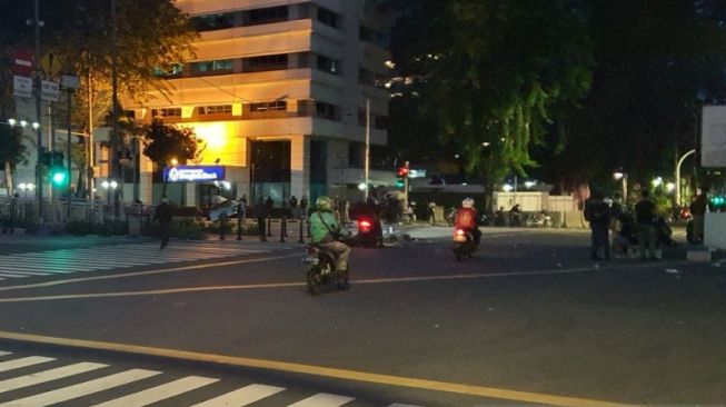 Kondisi lalu lintas di Jalan Kebon Sirih yang sudah kondusif pasca kericuhan demo di Patung Kuda Arjuna Wiwaha, Jakarta Pusat, Selasa (13/10/2020). (ANTARA/Livia Kristianti)