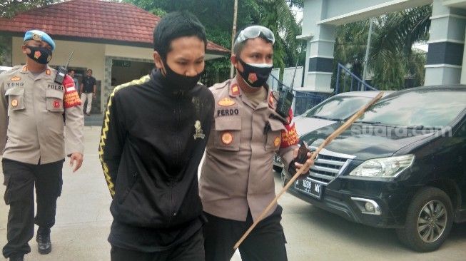 Polresta Tangerang amankan pelajar yang hendak ikut-ikutan demo ke Istana Negara, Jakarta, Selasa (13/10/2020). [Suara.com/Ridsha Vimanda Nasution]