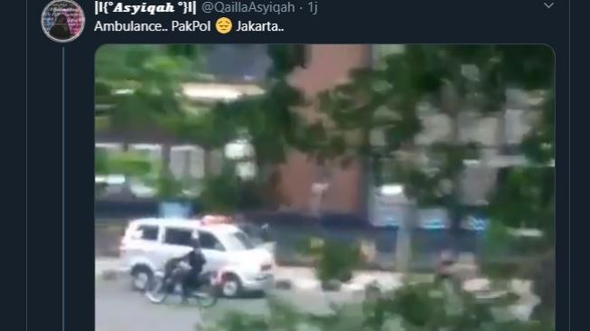 Ambulance ditembaki polisi saat demo. (Twitter/@QaillaAsyiqah)