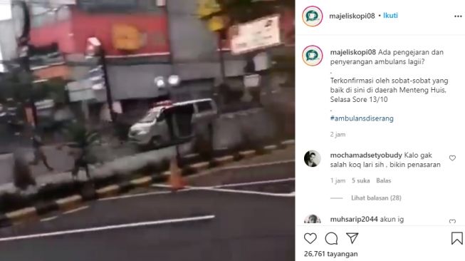 Tangkap layar video mobil ambulans berjalan mundur saat ditembaki polisi dengan gas air mata.  (instagram).