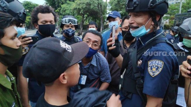 Salah satu pelajar yang ikut aksi 1310 yang ditangkap dan disoraki polisi. (Suara.com/Bagaskara)