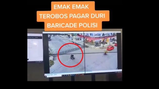 Viral Emak-emak Seruduk Pagar Duri Barikade Polisi, Warganet: Eh Nyangkut