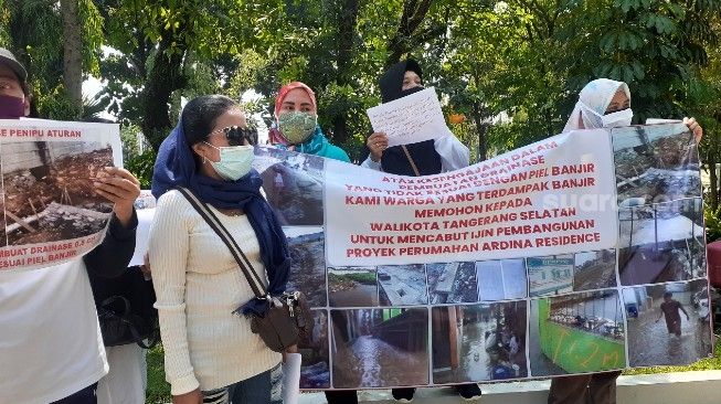 Emak-Emak Demo ke Kantor Wali Kota Tangsel: Kalau Hujan Gak Bisa Tidur