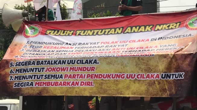 Muncul Spanduk "Jokowi Mundur" di Demo PA 212 Tolak UU Cipta Kerja