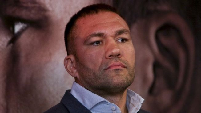 Petinju Bulgaria Kubrat Pulev tampak dalam konferensi pers di Principality Stadium di Cardiff pada 11 September 2017 dalam event untuk mempromosikan pertarungan gelar dunia kelas berat melawan Anthony Joshua dari Inggris. (AFP/GEOFF CADDICK)