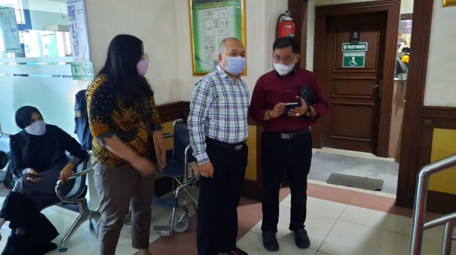 Suami Nita Thalia, Nurdin Rudytia (mengenakan kemeja merah) di Pengadilan Agama Jakarta Utara, Selasa (13/10/2020). [Ismail/Suara.com]