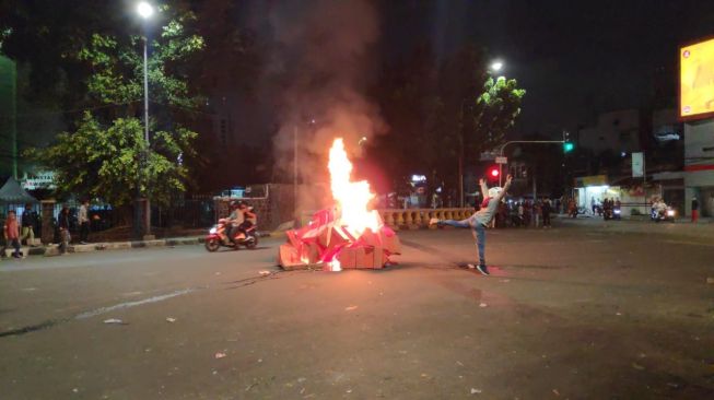 Kericuhan Meluas, Massa Bakar Water Barrier di Simpang Budi Kemuliaan