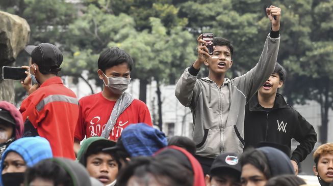 Anak di bawah umur mengikuti aksi tolak UU Cipta Kerja di kawasan Patung Kuda, Jakarta, Selasa (13/10/2020).   [ANTARA FOTO/Muhammad Adimaja]