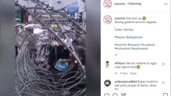 Video dua orang gadis tersangkut gulungan kawat berduri di jalan. - (Instagram/@soloinfo)