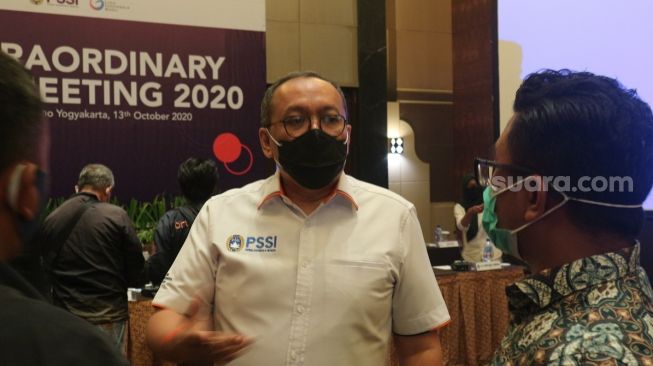 Direktur Utama PT LIB, Akhmad Hadian Lukita, saat menghadiri Extraordinary Club Meeting 2020 di Hotel Royal Ambarrukmo, Selasa (13/10/2020). (Suara.com/Irwan Febri Rialdi).