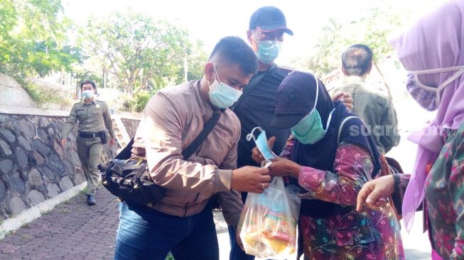 Enak! Tertib Pakai Masker, Warga Semarang Diberikan Sembako