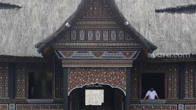 Petugas berjaga di anjungan Provinsi Sumatera Barat di Taman Mini Indonesia Indah (TMII), Jakarta, Rabu (14/10/2020). [Suara.com/Angga Budhiyanto]