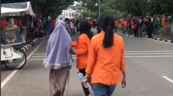 Viral Emak-emak Datangi Lokasi Aksi, Berapi-api Jemput Anak