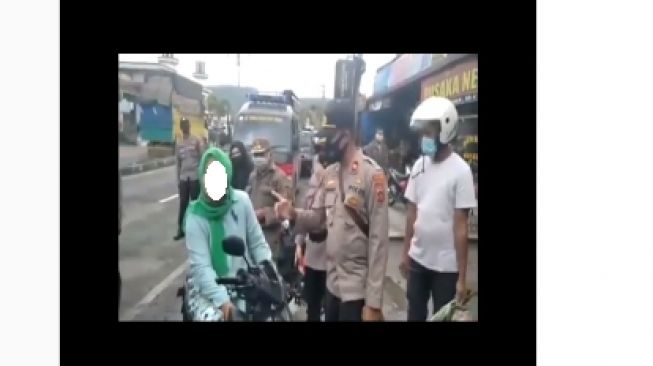 Viral! Ibu-ibu Mengaku Istri Jaksa Bentak Polisi, Ternyata...