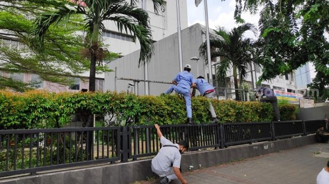 KPenampakan petugas saat membersihkan sisa aksi perusakan dan pembakaran di Thamrin City, Selasa malam. (Suara.com/Bagaskara)